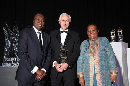 BHP Billiton SA Chairman Dr Xolani Mkhwanazi (left) with Prof Eric Bateman, who received the award for an outstanding contribution to science, engineering and technology (SET) over a lifetime, and Minister of Science and Technology Ms Naledi Pandor.
