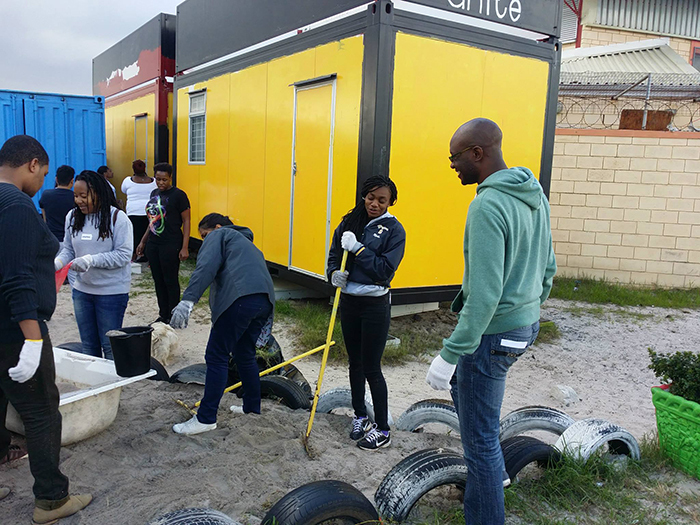 Students of UCT's Global Citizenship Programme helping out at Mothers Unite in Lavender Hill. Founded in 2008 in a mother's home, <a href="http://www.mothersunite.org.za/" target="_blank">Mothers Unite</a> is something of a safe haven, where over 150 children have access to books, computers, art therapy, sports and play – as an alternative to the gangsterism they're witness to on the streets. Photo courtesy of the <a href="http://www.facebook.com/UCTGlobalCitizen/" target="_blank">UCT Global Citizen Facebook page</a>.