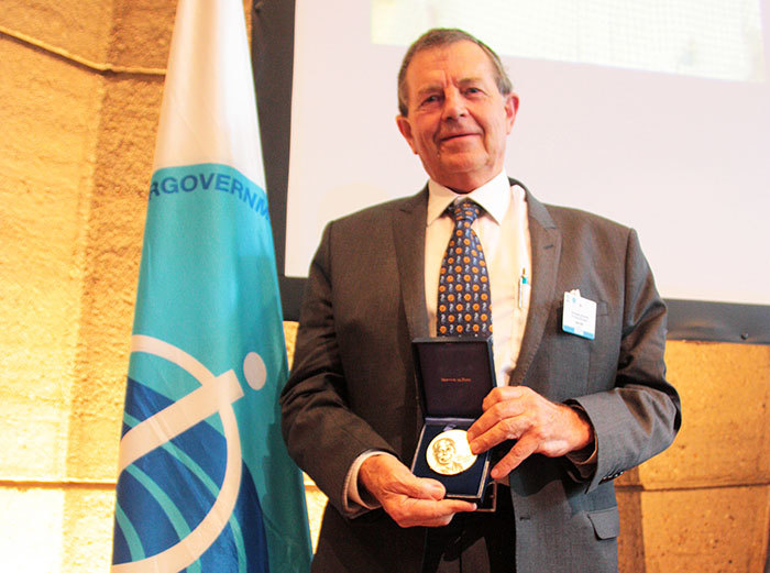 Emer Prof Dr John Field receives the IOC NK Panikkar Memorial Medal for his lecture 'From the Indian Ocean to the World Ocean and back in 50 years'.