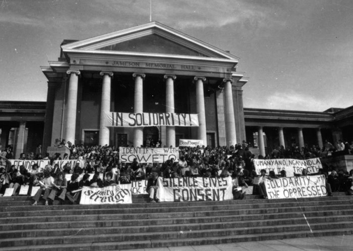 Students gather on the steps of Jameson Hall to show their solidarity with those who rose up in Soweto on 16 June 1976. (Photo courtesy of UCT Libraries' Special Collections and Archives.)