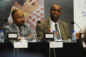 <b>Integration and partnerships</b>: Prof Kelly Chibale (right) addresses the press at the announcement of a R370 million partnership to develop new drugs and vaccines, a significant boost to the local health biotechnology sector. He is flanked by UCT Deputy Vice-Chancellor Prof Thandabantu Nhlapo.
