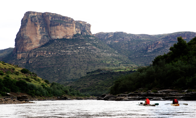 Databanks: A trio of UCT researchers is paddling the length of the Orange to conduct a mega-transect of the river, an ecological survey of its geology, vegetation and the health of its water. (Photo: James Puttick Photography.)