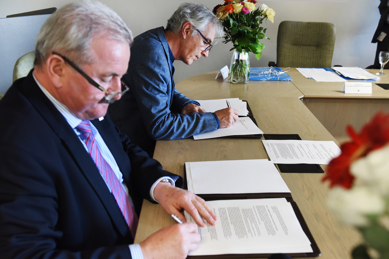 (From left): Prof Reimund Neugebauer and VC Dr Max Price sign an MOU which details a research partnership between UCT and Fraunhofer ISE. 