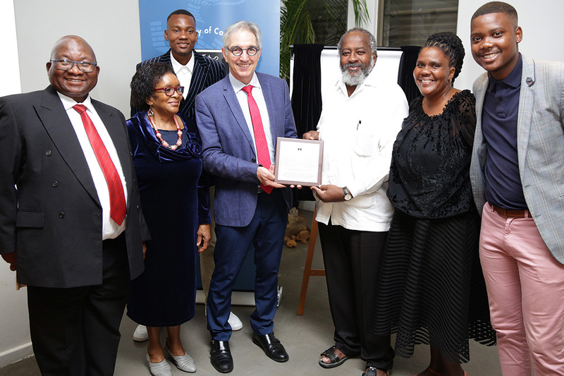 Vice-Chancellor Dr Max Price hands a replica of the plaque on the AC Jordan Building, formerly the Arts Block on University Avenue, to Pallo Jordan (right), on behalf of the Jordan family. Also in picture are (from left) Mathemba Nduna, Nono Nduna, Sihlwele Jordan, Patience Jordan and Hlanga Jordan.