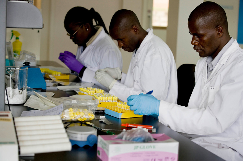Estimates are that 20 000 highly-educated professionals leave Africa every year, with up to 30% of the continent’s scientists among them. <b>Photo</b> <a href="https://www.flickr.com/photos/dfataustralianaid/10665117885/in/photolist-hfrvYR-891WsT-9t7LyT-62rifv-PyZrfj-dghBmf-hfsMxT-a2JM2W-6CXcGR-jAA3ug-33fGbC-a2JJvS-27LitL6-4qKUWf-a2FRP6-a2JKvm-7d8j8G-WCq3dh-o67vHv-HuFs4-8FbAtr-4rQ4Wi-9ixgAw-dzmGkd-nNVwfh-cJ12M5-fjBNjH-p4HJtn-bF2V6p-a9guda-8UFhv2-dghztg-a2FTp2-8FbA1p-cJ11i3-g1cYq7-cJ1jpS-9LdX64-fm8pYu-cJ12m5-S5ogGj-8UJi1d-22FEvCk-pehdWL-dghzEa-fpK9aT-8ZZA7s-bkaEYN-8FbAmn-8Ff2rj" target="_blank" rel="noopener">Kate Holt/Africa Practice</a>.