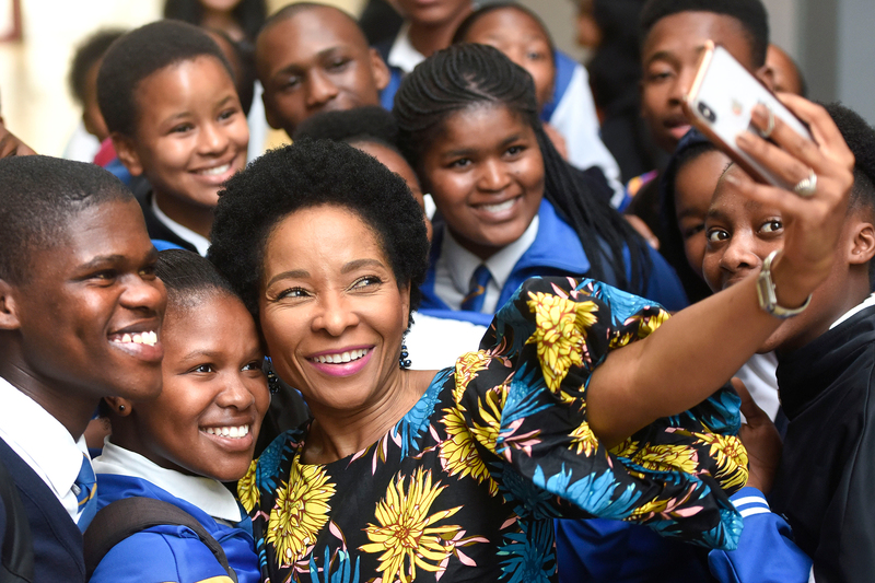 VC Prof Mamokgethi Phakeng has some fun with the grade 12 learners during the Youth Open Day at the Faculty of Health Sciences. 