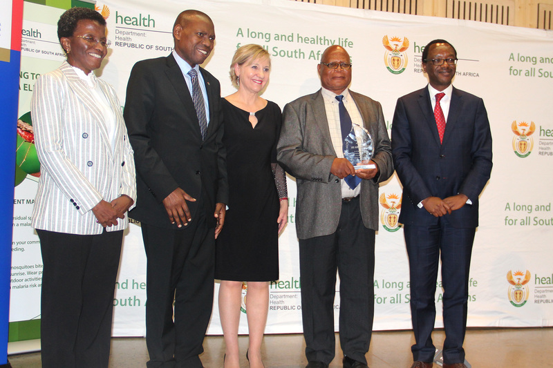 Aaron Mabuza (second from right) with his Lifetime Achievement Award. He is seen here with (from left) executive secretary of the African Leaders Malaria Alliance Joy Phumaphi, Health Minister Dr Zweli Mkhize, MRC president Prof Glenda Gray and Prof Tawana Kupe, VC of the University of Pretoria.