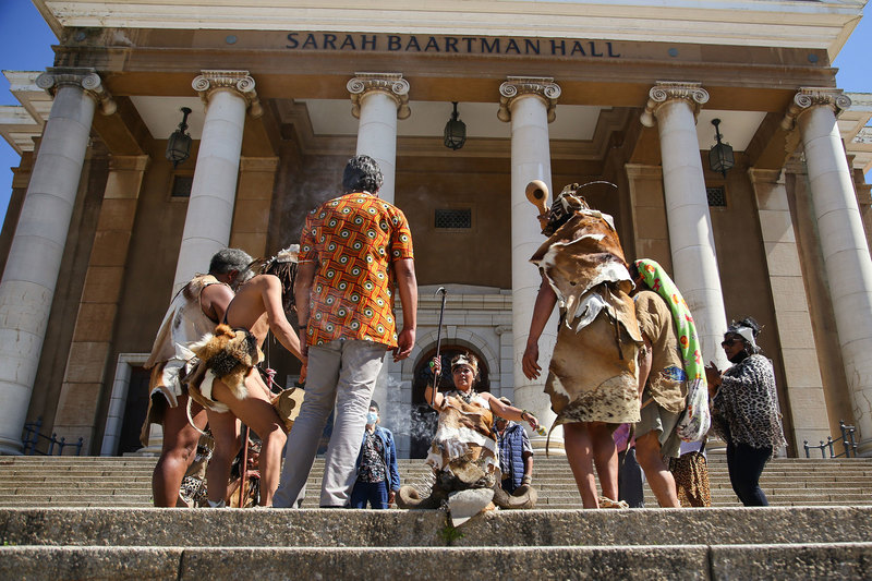 Burning impepho at the Khoi and San cleansing ceremony held in front of Sarah Baartman Hall. <b>Photo</b>&nbsp;Je&rsquo;nine May.