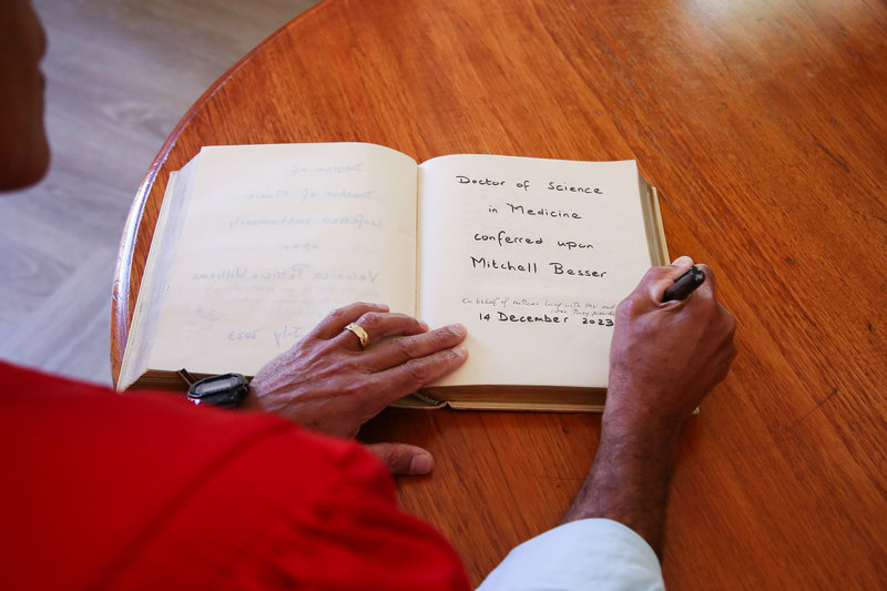 Dr Mitchell Besser signs UCT’s Golden Book, the last name to this repository of history. A new Golden Book will be ‘opened’ next year. Dr Besser was awarded a DScMed at the Faculty of Health Sciences’ graduation ceremony on 14 December.