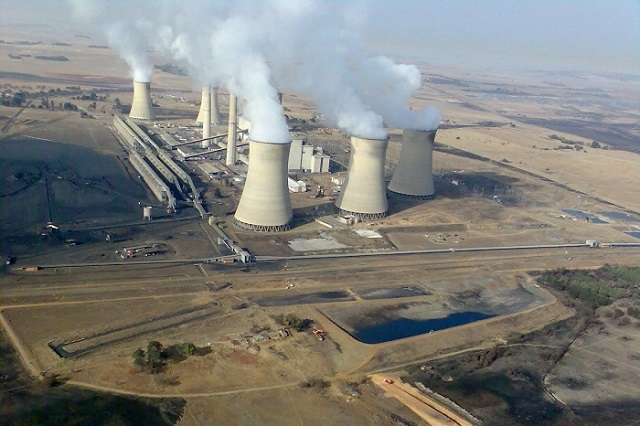 Arnot Power Station, Middelburg, South Africa, a coal-fired power plant operated by Eskom. Photo by <a href="https://en.wikipedia.org/wiki/Arnot_Power_Station#/media/File:South_Africa-Mpumalanga-Middelburg-Arnot_Power_Station01.jpg" target="_blank">Gerhard Roux</a>.