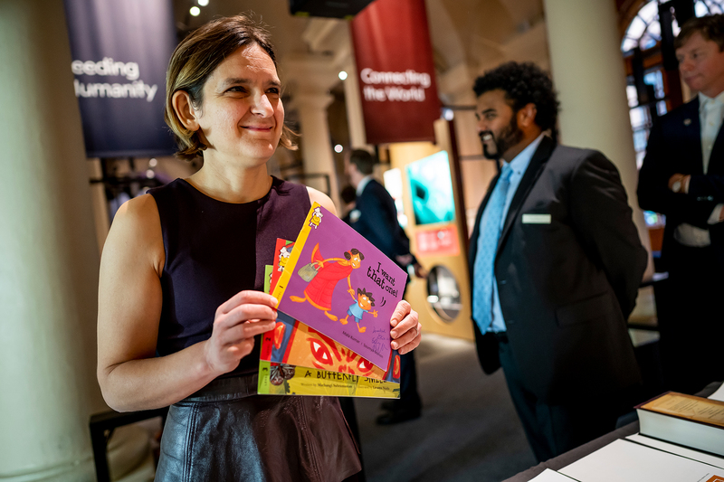 Esther Duflo, Laureate in Economic Sciences, handed over schoolbooks for children that are used in a project in India, that aims to improve learning outcomes.