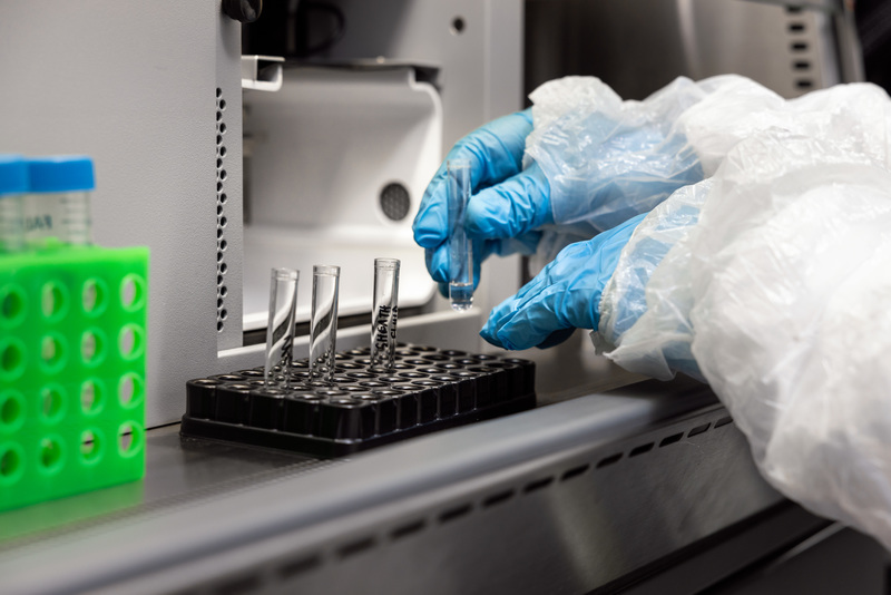 Handling infectious pathogens at the IDMs Biosafety Lab Level 3, core facility. <b>Photo</b>&nbsp;Migal Vanas.
