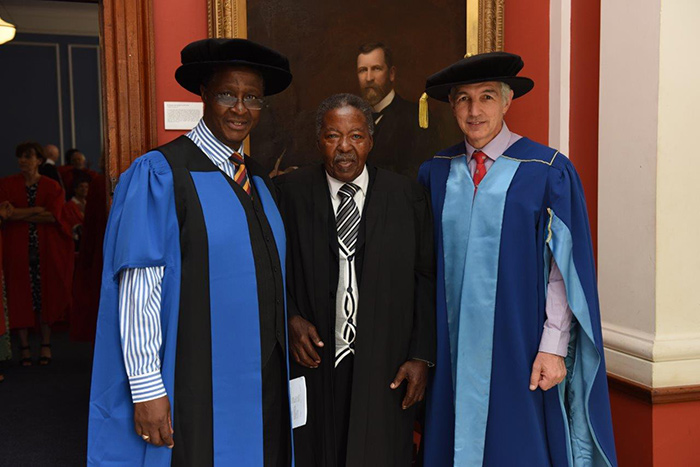 Mda Mda (centre) received the President of Convocation Medal – awarded by Prof Barney Pityana (left) and presented by Vice-Chancellor Dr Max Price (right)