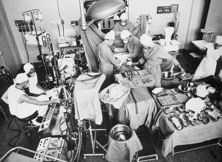 Thanks to Chris Barnard’s stint in the United States shortly before the historic heart transplant in 1967, the doctors and theatre staff had access to cutting-edge technology. 