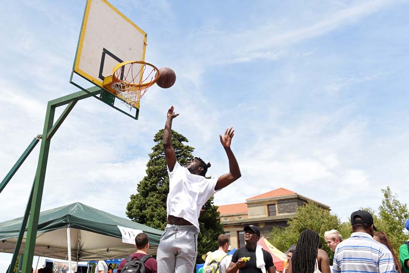 Plaza Week kicked off on Monday, 12 February on Jameson Plaza. This annual event sees clubs and societies from all over campus converge on the plaza to market themselves to Freshers attending UCT for the first time. Pictured here are some UCT Basketball members showing off their skills.