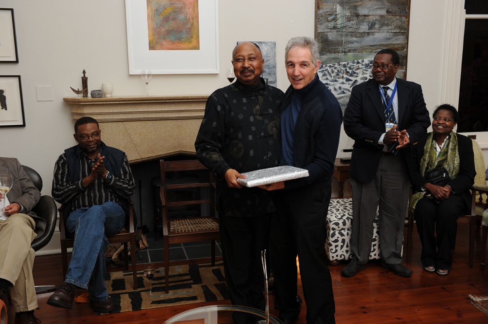 Dr Price says goodbye to former Deputy Vice-Chancellor for Internationalisation and Afropolitanism, Professor Thandabantu Nhlapo, at Glenara in 2014.