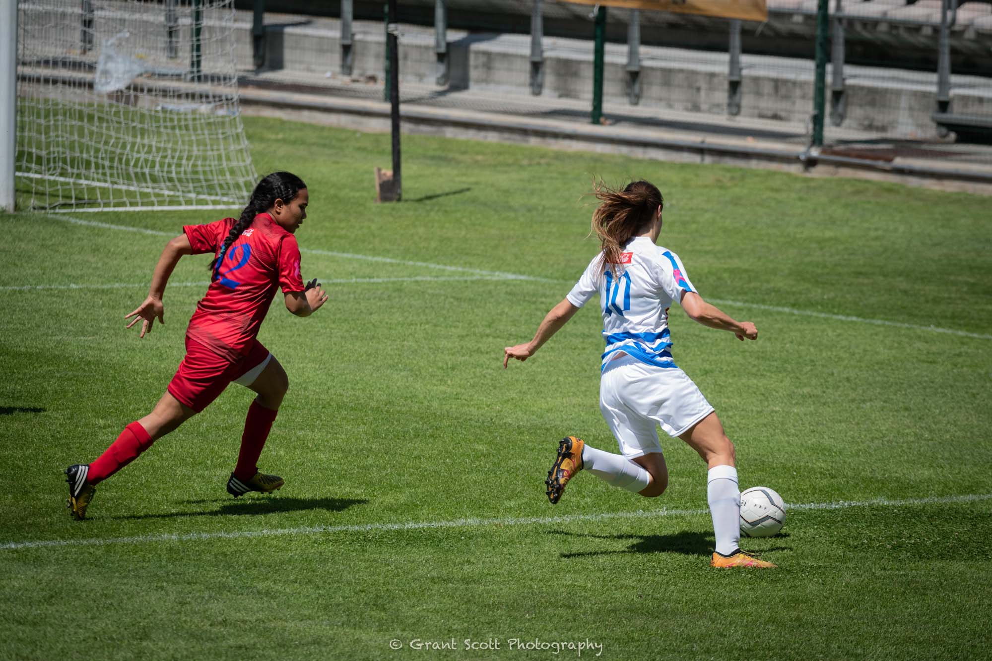 Captain Nina Woermann in action against Cape Town Spurs Women’s Football Club in a game that saw the UCT women’s football team taking home the Coca-Cola Cup with a 2–0 victory.