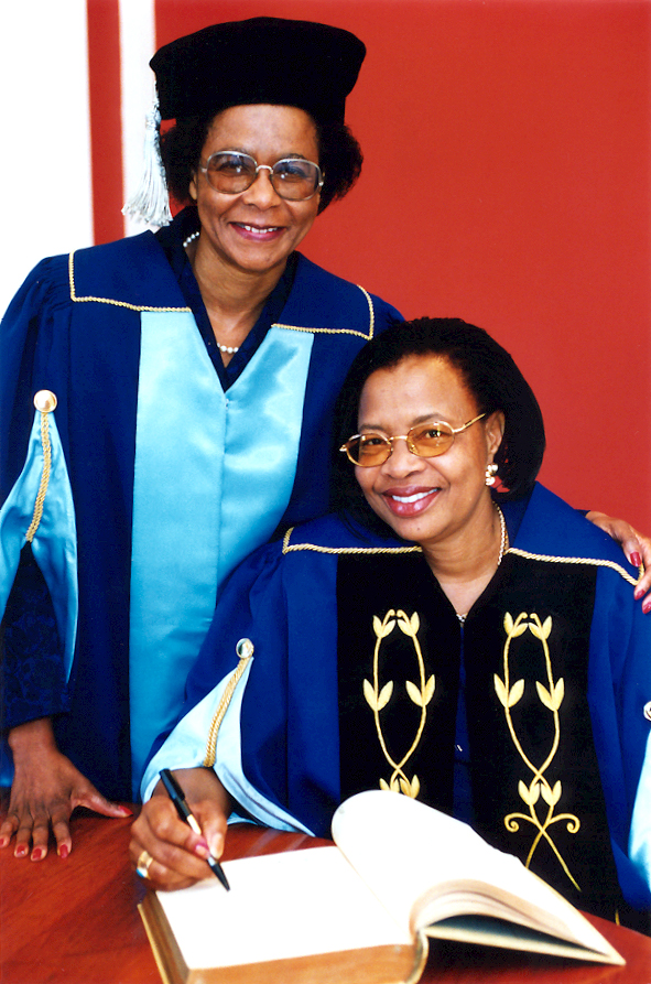 The fifth Chancellor of the University of Cape Town | 1999–2019: Mrs Graça Machel (seated)