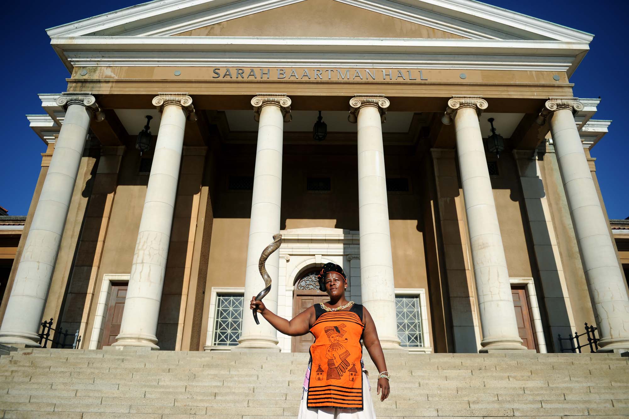 <i>Imbongi</i> Neliswa Scampi dedicated her performance to Bongani Mayosi, the former dean of the Faculty of Health Sciences, in front of the Sarah Baartman Hall on upper campus.