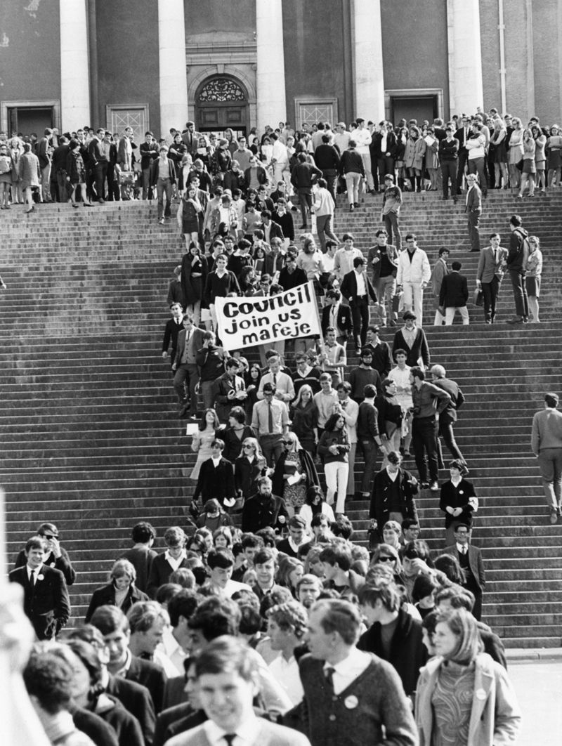 Students march from Jameson (now Memorial) Hall to protest the overturning of black academic Archie Mafeje’s appointment as senior lecturer, social anthropology, at UCT.