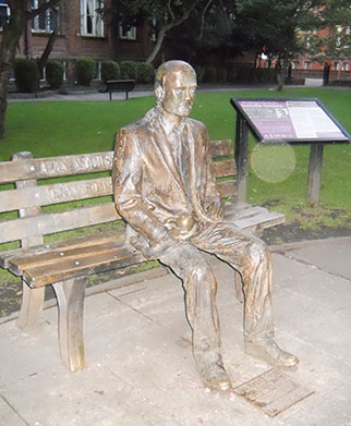 statue of Alan Turing
