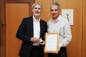 Vice-Chancellor Dr Max Price (right) with Dr T Lee Baumann, who generously gave R800 000 for the benefit of African students studying at UCT.