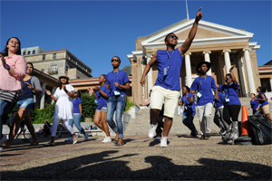 The only way is up: Clad in blue T-shirts, Humanities orientation leaders lead first-year students on the march to a successful university career during the faculty's first programme for 2014. [UCT_0613]