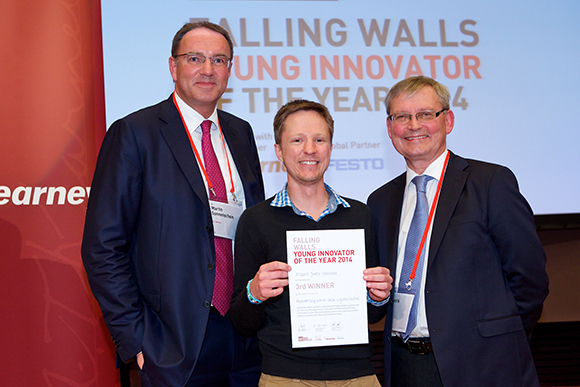 Left to right: Dr. Martin Sonnenschein, member of judging panel and Managing Director Central Europe at A.T. Kearney, Dr Dyllon Randall, 3rd Place Winner at the 2014 Falling Walls Lab finale and Professor Carl-Henrik Heldin, member of judging panel and Chairman of the Nobel Foundation.