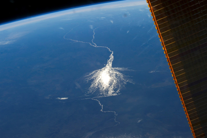 Jewel of the Kalahari: Looking like a nerve synapse from the air, the Okavango alluvial fan is controlled by its biota in a unique give-and-take system, said geoscientist Emer Prof Terence McCarthy at the annual Science Faculty Distinguished Alumni Lecture. (Images courtesy of Terence McCarthy.)