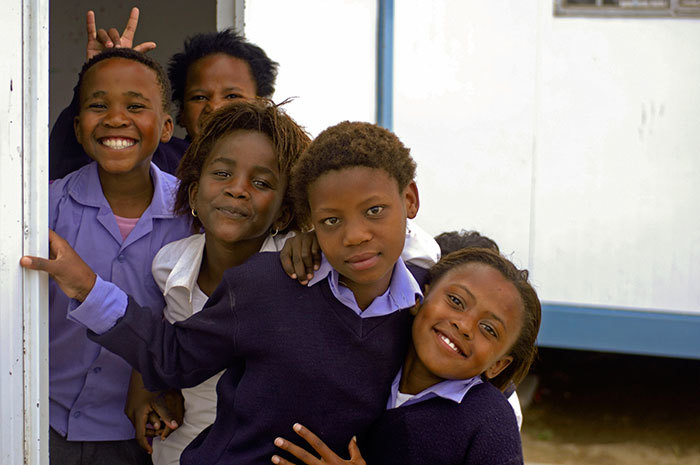 Learners at the Lukhanyo Primary School, Zwelihle Township, near Hermanus in the Western Cape Province of South Africa. (Photo by Godot13, accessed via <a href="https://commons.wikimedia.org/wiki/File:School_children_(Lukhanyo_Primary_School,_Zwelihle_Township_(Hermanus,_South_Africa)_05.jpg" target="">Wikimedia Commons</a>.)