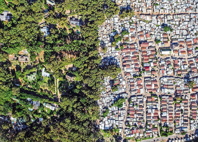 The stark division between Hout Bay and Imizamo Yethu.