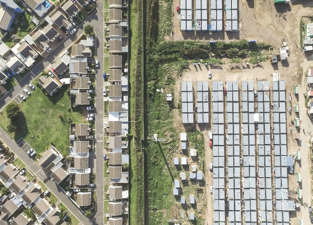 This picture of unequal living conditions taken near Strand in the Cape Town metropolitan area by UCT alumnus Johnny Miller is <a href="/dailynews/?id=9750" style="font-weight: normal;">a stark illustration of the social challenges facing South Africa</a>.