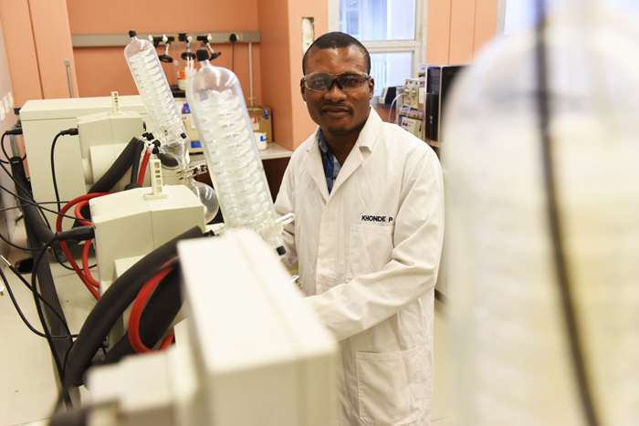Lutete Khonde in the lab where he has been working to create a new method for synthesizing ergothioneine.
