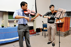 David Langford (left) and Joshua Yifan Li, second-year MBChB students, pay musical tribute to the donors of bodies used for dissection. The annual cadaver-dedication ceremony is attended by family and friends of the donor.