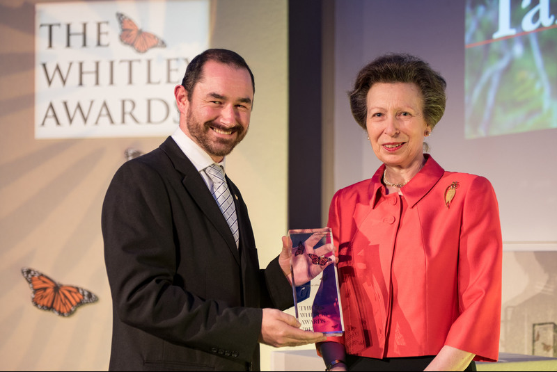 Dr Ian Little receiving his Whitley Award. <b>Photo</b> James Finlay for the <a href="https://photos.google.com/share/AF1QipPU3ECYi3Ia8n4eNqoZru5qxR82QIAXt9mrrHas7AZoaAvwxrY42tef9yEXbmncvg?key=RnF0NC1FSmRrQU40QUNHMUV2dmlPSzRKRGd3YXZR" target="_blank" style="font-weight: normal;">Whitley Awards</a>.