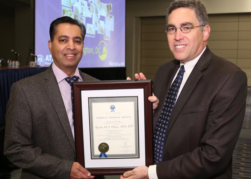 Prof Keertan Dheda receiving a certificate of commendation from Prof Jess Mandel, chair of the International Conference Committee. <b>Photo</b> Supplied.