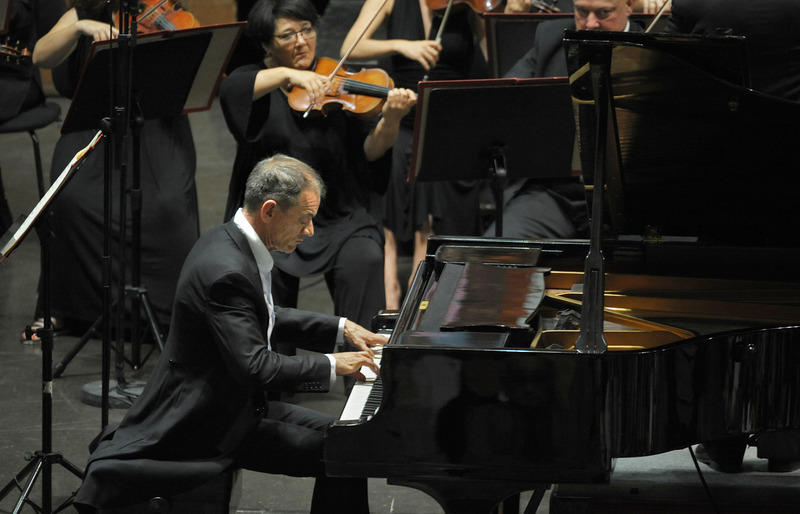 Creative Works Award-winner Assoc Prof François du Toit performs the Five Beethoven Concerti with the Cape Town Philharmonic Orchestra.