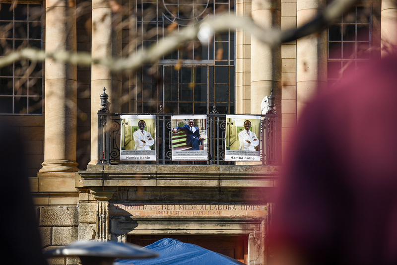 Health Sciences staff and students gathered in the Barnard Fuller quad to commemorate faculty dean Prof Bongani Mayosi, who died tragically on 27 July. 