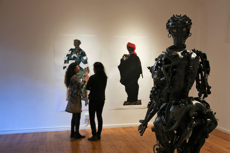 Willie Bester’s renowned Sarah Baartman sculpture at the Ritchie Gallery. In the image on the wall (left), she is clothed in a kanga. Texts were pinned to the cloth wrapped around her body.
