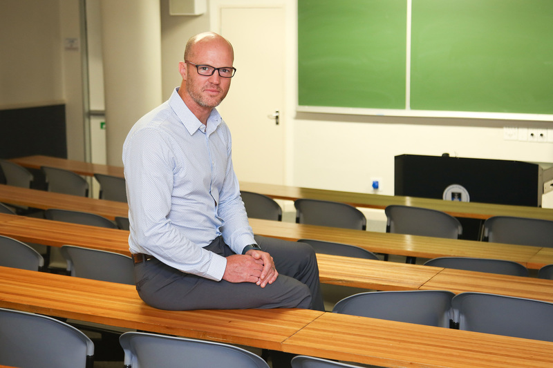 Jimmy Winfield, winner of the 2018 CHE-HELTASA National Excellence in Teaching and Learning Award.