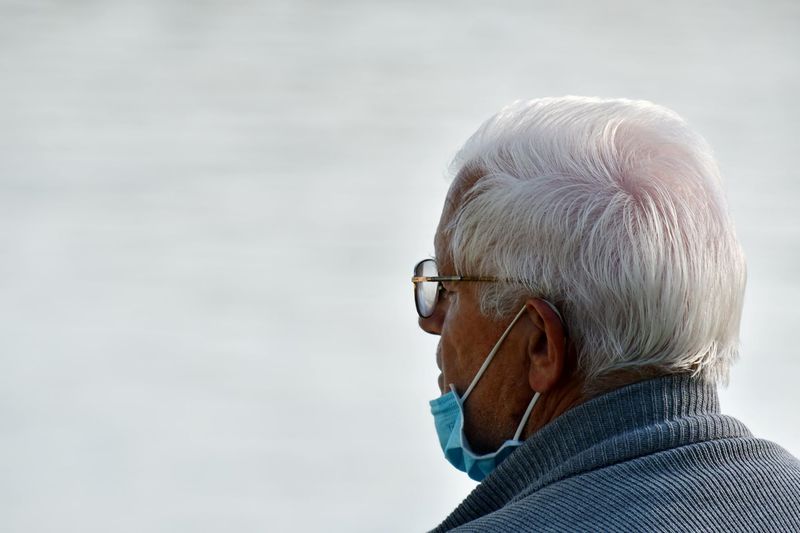 UCT medical students have been keeping elderly citizens company over the phone and online during the COVID-19 lockdown. <strong>Photo</strong> <a href="https://pixnio.com/media/covid-19-elderly-face-mask-grandfather-infectious-agent#img_info" target="_blank">Bicanski / PIXNIO</a>.