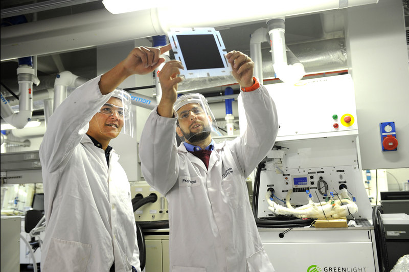 Dr Rhiyaad Mohamed (left) in the laboratory with HyPlat’s Francois van Schalkwyk. They are working on a two-year BMBF-funded project to advance electrolyser catalyst-coated membranes used for hydrogen production.