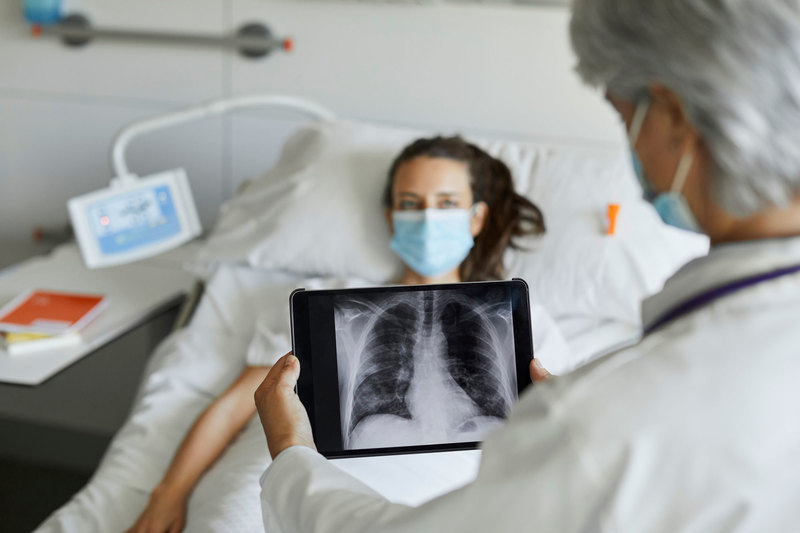 In severe COVID-19 cases the lungs become swollen, heavy and inflamed and are unable to expand easily. <strong>Photo</strong> <a href="https://www.gettyimages.com/detail/photo/doctor-with-digital-x-ray-by-patient-in-icu-royalty-free-image/1296010493?adppopup=true" target="_blank">Getty Images</a>.