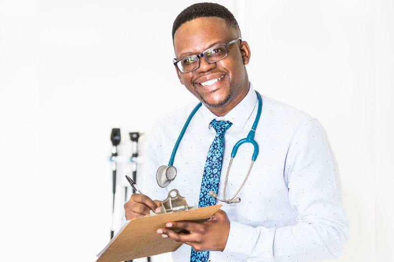 Dr Itumeleng Ntatamala’s work in occupational medicine recently earned him one of the Western Cape Government’s 2020 Service Excellence Awards.