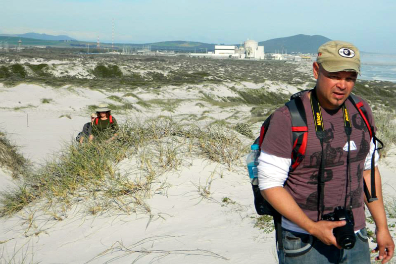 Deano Stynder leading students on a dig near Koeberg.