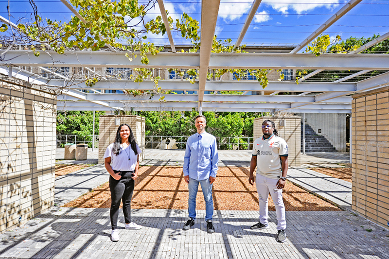 (From left) Tayla Pinto, Assoc Prof Tobias Schönwetter and Hanani Hlomani