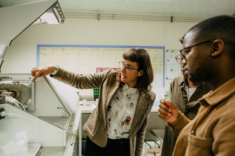 Dr Robyn Pickering, Sinelethu Hashibi and Sinethemba Ncetani discussing the inner workings of the new Attom mass spectrometer, a valuable new asset for geochemical research at UCT and in South Africa more broadly.