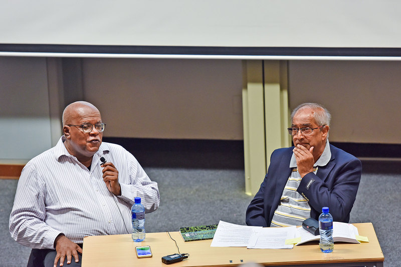 Dist Prof of Education at Stellenbosch University, Jonathan Jansen (left), in conversation with UCT’s Emer Prof Anwar Mall on the growing threat of corruption and dysfunction to South African universities.
