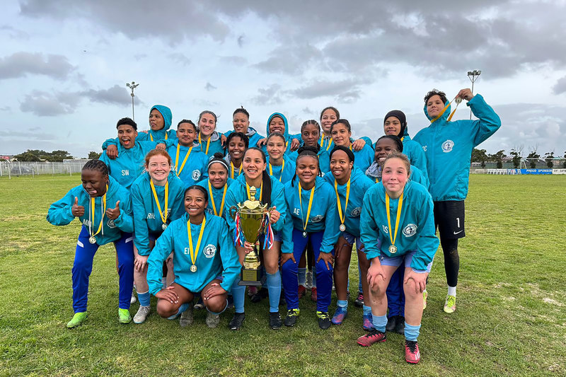 (Back Row, from left) Alicia Terhardt, Shannon Mills, Zoe Smidt, Janica Andres and Deyschenelle Duffy.  (Middle row) Serenity Warner, Cleo van Aarde, Nthabiseng Gumede, Kesha Hendricks, Mickey Liebenberg, Ra'eesah Satarien, Basheerah Esmael and Robyn Coetzee (no 1 shorts). (Front row) Mokgaetsi Mmakola, Rebecca Hotchner Blaser, Earon Isaacs (squatting), Tara Haoust, Ashleigh McKie, Alvina Nwansoh Enoh, Janica Andrews and Cassandra Tshabalala. <b>Photo</b>&nbsp;Sarbirah Esmael, Associated Press.