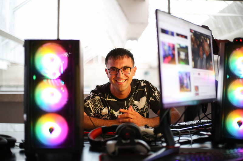 PhD candidate Chadley Kemp in the UCT esports club gaming room in the Sports Centre. His thesis examines adult esports players’ sleep, health status, light exposure patterns and physical activity. 